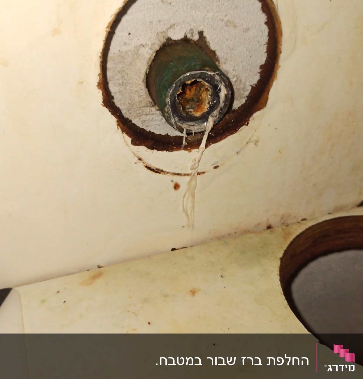 צינור חלוד עם חוטים לבנים בולטים